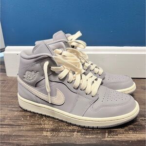 Wmns Air Jordan 1 Mid 'Grey Light Bone'